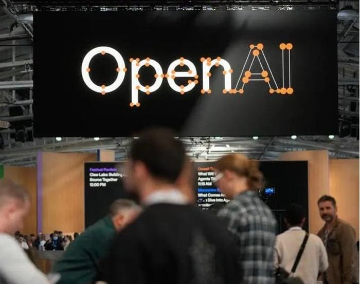 OpenAI dự báo doanh thu năm nay đạt 50 tỷ USD, thấp hơn 20 tỷ USD so với mức từng công bố, làm dấy lên lo ngại về đà tăng trưởng nhu cầu AI. Ảnh: The Guardian.