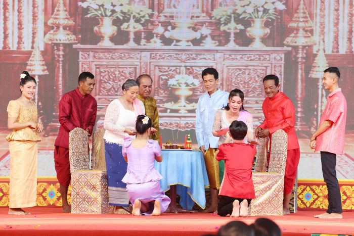 Lễ Sene Dolta là dịp để con cháu thể hiện lòng hiếu kính, biết ơn đối với ông bà, cha mẹ, tổ tiên. Ảnh: Phạm Trung
