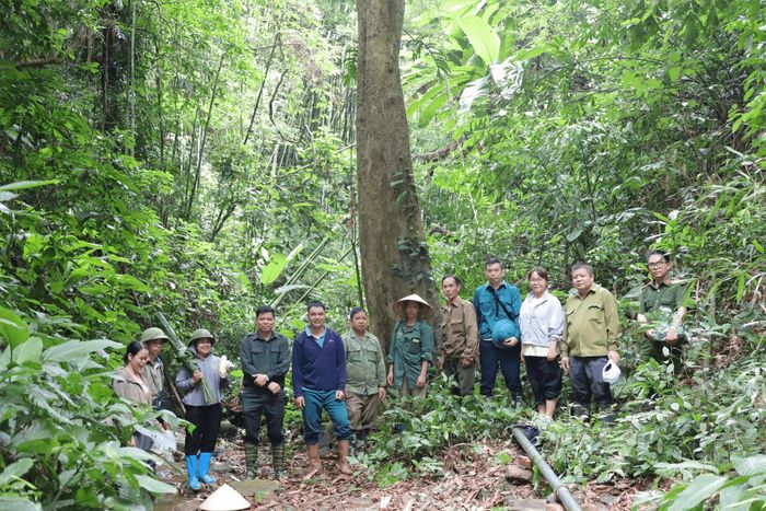 Ban Kinh tế - Ngân sách HĐND xã Cường Lợi, Thái Nguyên khảo sát thực tế công trình cấp nước sinh hoạt tập trung dẫn nước từ thôn Kéo Cà, xã Tân Tiến, tỉnh Lạng Sơn về xã Cường Lợi. Ảnh: Hương Ly