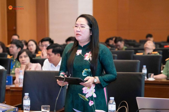 TS. Nguyễn Thị Phương Thúy, Bí thư Đảng ủy xã Kim Liên chia sẻ tại hội thảo. Ảnh: Hồ Long