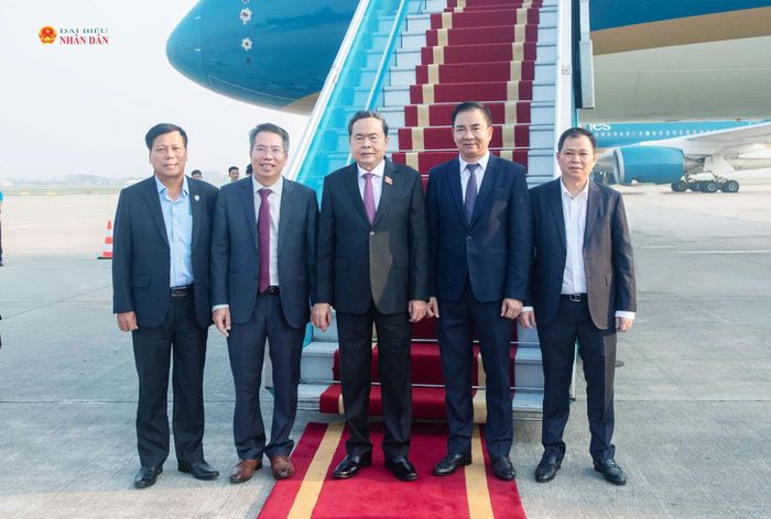 Đại diện Thường trực Ủy ban Quốc phòng, An ninh và Đối ngoại và lãnh đạo Văn phòng Quốc hội tiễn Chủ tịch Quốc hội Trần Thanh Mẫn tại sân bay quốc tế Nội Bài . Ảnh: Lâm Hiển