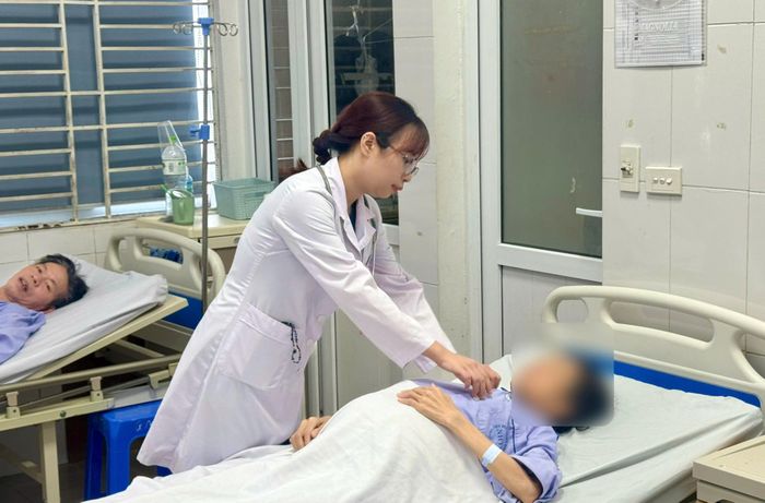 Bác sĩ thăm khám cho bệnh nhân bị tái hoạt virus viêm gan B. Ảnh: BVCC