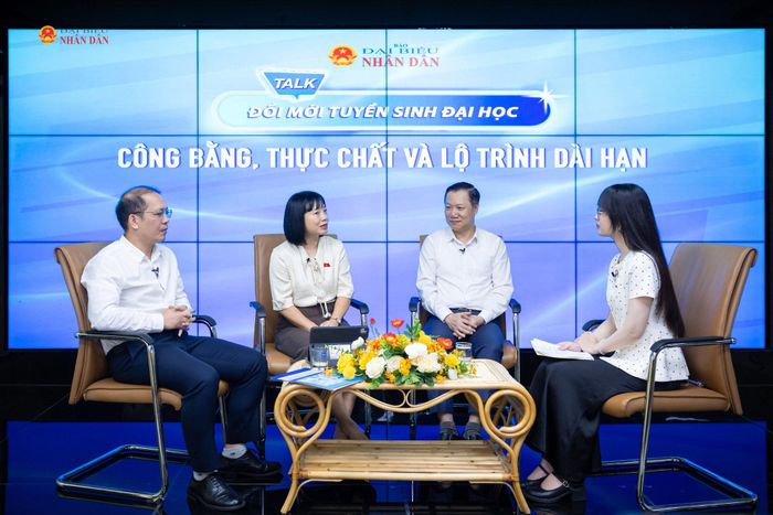 Các đại biểu tham dự Talkshow "Đổi mới tuyển sinh đại học: Công bằng, thực chất và lộ trình dài hạn". Ảnh: Phạm Thắng