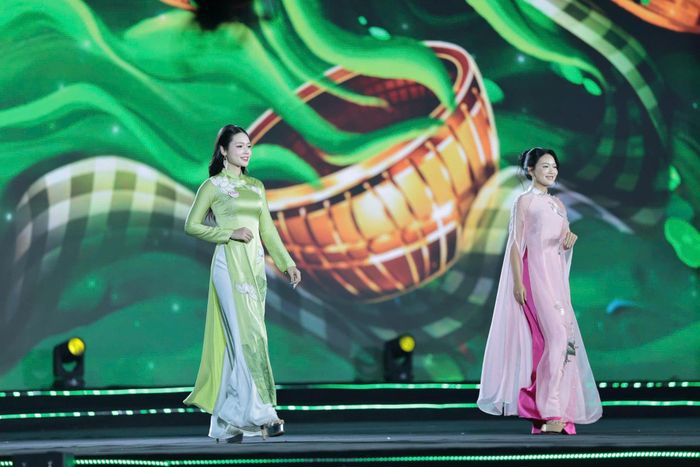 Các thí sinh trình diễn bộ sưu tập "Dọc miền di sản"