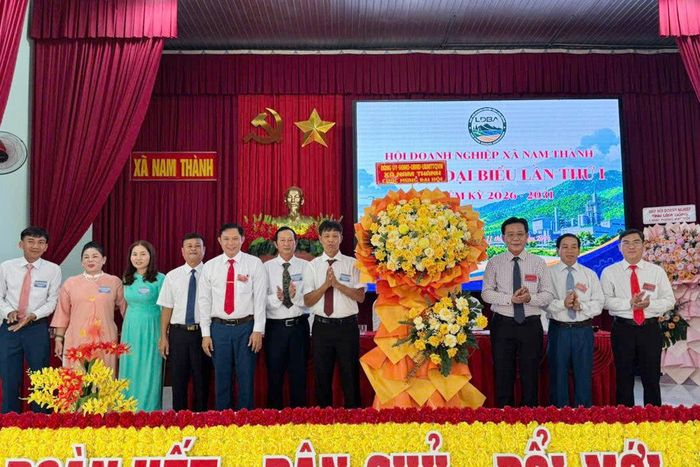 Chính quyền xã Nam Thành tặng hoa chúc mừng Hội Doanh nghiệp xã Nam Thành