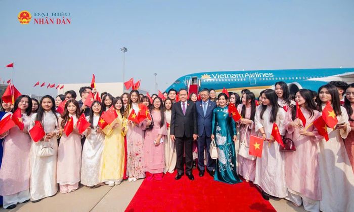 Đại sứ Phạm Thanh Bình cùng cán bộ, nhân viên Đại sứ quán Việt Nam và đại diện cộng đồng người Việt Nam tại Trung Quốc đón Chủ tịch Quốc hội Trần Thanh Mẫn tại sân bay quốc tế Bắc Kinh