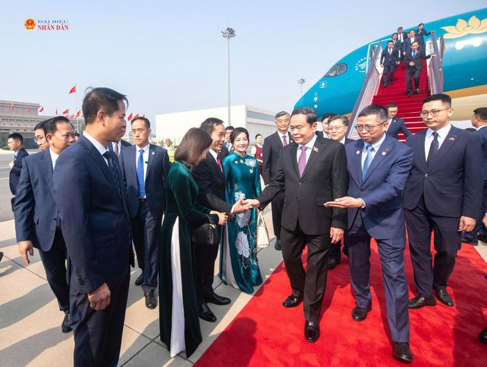 Ủy viên Trung ương Đảng, Phó Ủy viên trưởng Ủy ban Thường vụ Nhân đại toàn quốc Trung Quốc Vương Đông Minh; Phó Tổng thư ký Ủy ban Thường vụ Nhân đại toàn quốc Trung Quốc Tống Nhuệ và lãnh đạo, cán bộ Văn phòng Ủy ban Thường vụ Nhân đại toàn quốc Trung Quốc; Đại sứ Việt Nam tại Trung Quốc Phạm Thanh Bình đón Chủ tịch Quốc hội Trần Thanh Mẫn và Đoàn đại biểu cấp cao Việt Nam tại sân bay quốc tế thủ đô Bắc Kinh