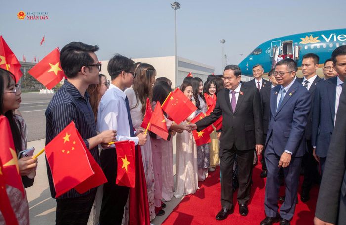 Đại diện cộng đồng người Việt Nam tại Trung Quốc chào đón Chủ tịch Quốc hội Trần Thanh Mẫn và Đoàn đại biểu cấp cao Việt Nam tại sân bay quốc tế thủ đô Bắc Kinh