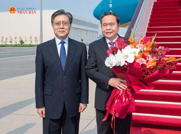 Ủy viên Trung ương Đảng, Phó Ủy viên trưởng Ủy ban Thường vụ Nhân đại toàn quốc Trung Quốc Vương Đông Minh đón Chủ tịch Quốc hội Trần Thanh Mẫn tại sân bay quốc tế thủ đô Bắc Kinh
