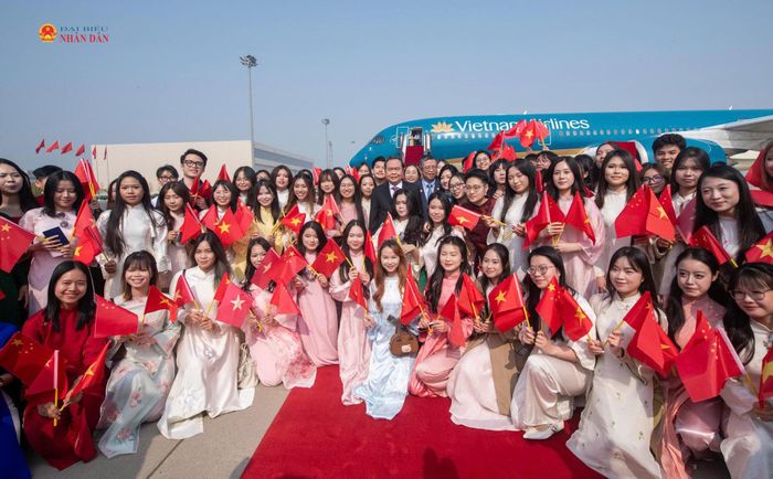 Đại sứ Phạm Thanh Bình cùng cán bộ, nhân viên Đại sứ quán Việt Nam và đại diện cộng đồng người Việt Nam tại Trung Quốc đón Chủ tịch Quốc hội Trần Thanh Mẫn tại sân bay quốc tế Bắc Kinh