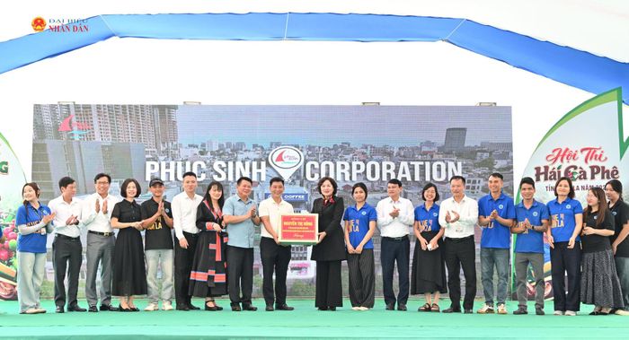 Phó Chủ tịch Quốc hội Nguyễn Thị Hồng tặng quà cho Công ty Cổ phần Phúc Sinh Sơn La