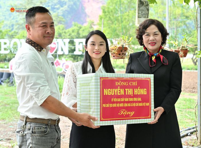 Phó Chủ tịch Quốc hội Nguyễn Thị Hồng tặng quà đại diện Hợp tác xã nông nghiệp Bon Bon Farm