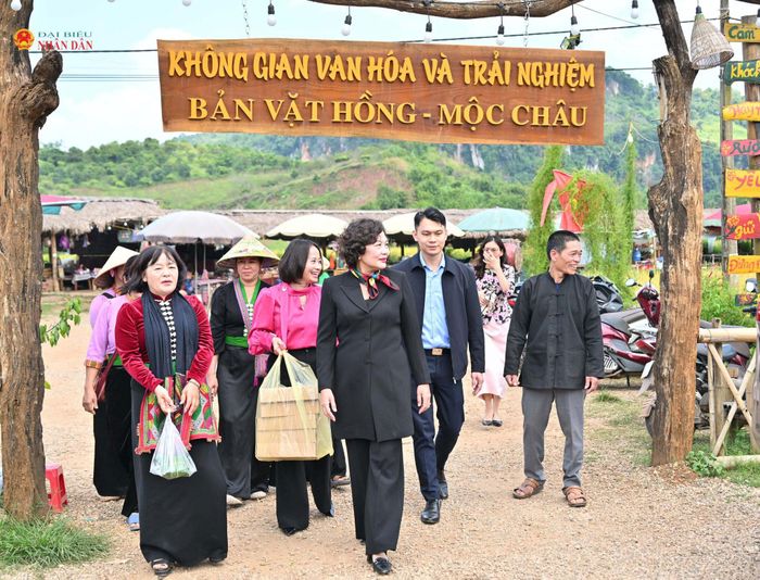Phó Chủ tịch Quốc hội Nguyễn Thị Hồng thăm không gian văn hóa và trải nghiệm bản Vặt Hồng, Mộc Châu, Sơn La