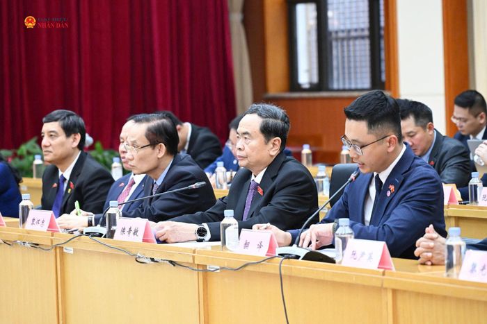 Chủ tịch Quốc hội Trần Thanh Mẫn và các đại biểu nghe giới thiệu về Ngôi nhà Nhân đại, Trạm liên lạc đại biểu Nhân đại và các điểm liên hệ lập pháp cơ sở