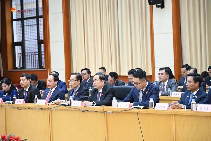 Chủ tịch Quốc hội Trần Thanh Mẫn và các đại biểu nghe giới thiệu về Ngôi nhà Nhân đại, Trạm liên lạc đại biểu Nhân đại và các điểm liên hệ lập pháp cơ sở