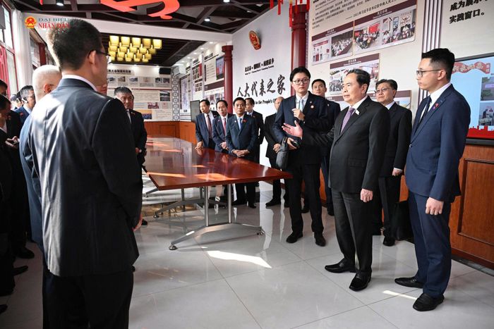 Chủ tịch Quốc hội Trần Thanh Mẫn và các đại biểu tham quan Ngôi nhà Nhân đại