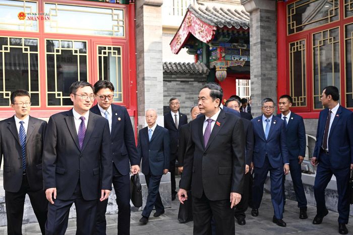 Chủ tịch Quốc hội Trần Thanh Mẫn và các đại biểu tham quan Ngôi nhà Nhân đại