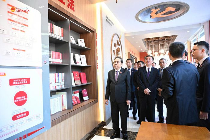 Chủ tịch Quốc hội Trần Thanh Mẫn và các đại biểu tham quan Điểm liên lạc lập pháp cơ sở Nam Ma Phòng