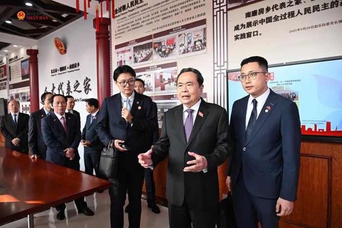 Chủ tịch Quốc hội Trần Thanh Mẫn và các đại biểu tham quan Ngôi nhà Nhân đại