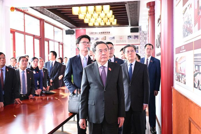 Chủ tịch Quốc hội Trần Thanh Mẫn và các đại biểu tham quan Ngôi nhà Nhân đại