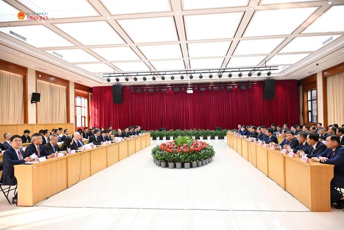 Chủ tịch Quốc hội Trần Thanh Mẫn và lãnh đạo Ủy ban Thường vụ Nhân đại thành phố Bắc Kinh, Quận Triều Dương trao đổi kinh nghiệm về phát huy quyền làm chủ của nhân dân trong xây dựng pháp luật 