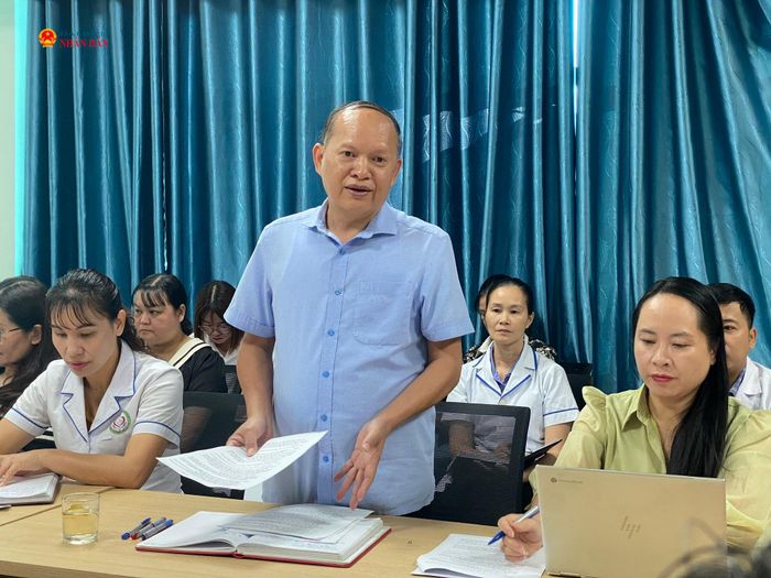 Giám đốc Trạm Y tế phường Đoàn Kết Phạm Văn Dũng báo cáo Đoàn khảo sát