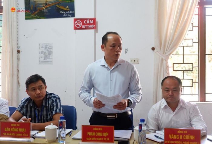 Giám đốc Trạm Y tế xã Dào San Phạm Công Hợp báo cáo Đoàn khảo sát
