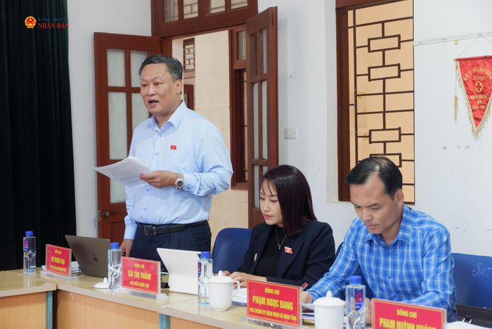 ĐBQH hoạt động chuyên trách tại Ủy ban Văn hóa và Xã hội Vũ Minh Đạo, thành viên Đoàn khảo sát, tìm hiểu về hoạt động của Trạm Y tế xã Dào San