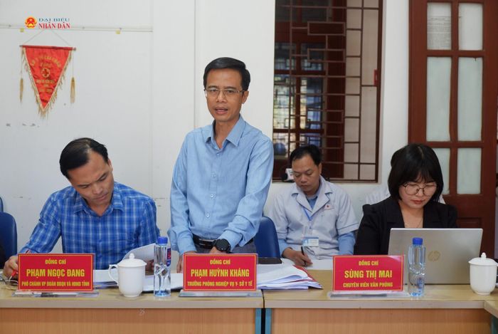 Trưởng phòng Nghiệp vụ, Sở Y tế Lai Châu Phạm Huỳnh Kháng giải đáp một số vướng mắc của các trạm y tế xã, phường