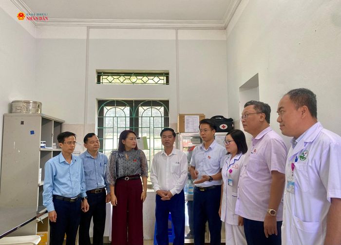 Đoàn khảo sát thăm cơ sở vật chất Trạm Y tế xã Tả Lèng
