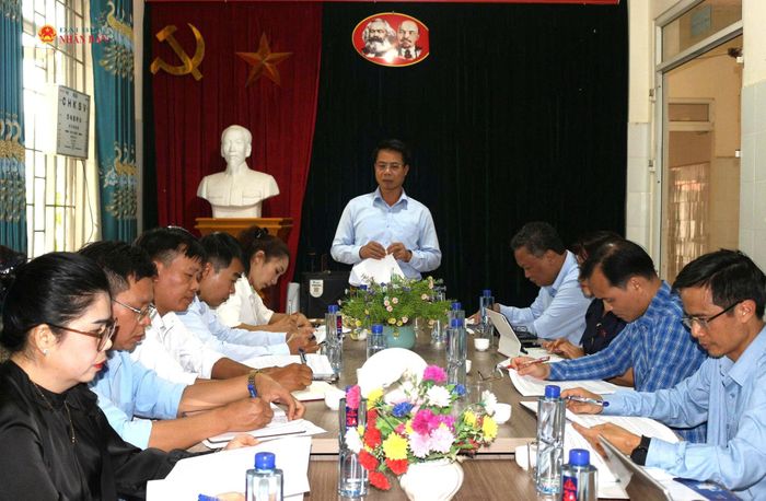 Đoàn khảo sát làm việc với Trạm Y tế xã Khổng Lào