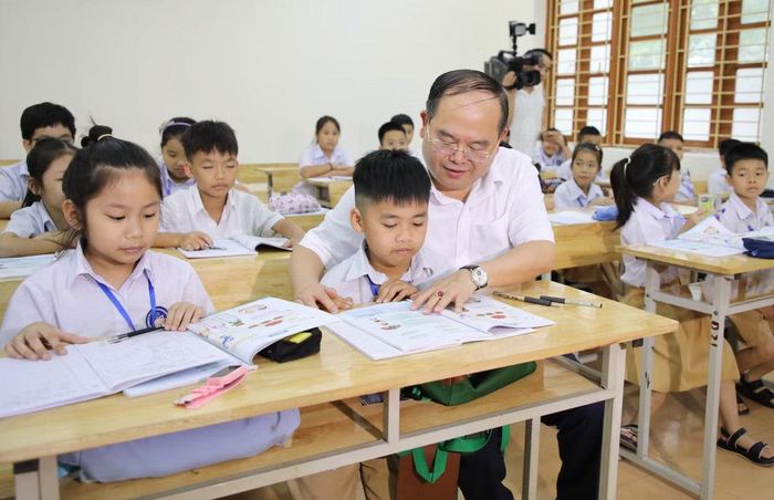 Đồng chí Quản Minh Cường dự tiết học Toán Tiếng anh của Trường TH, THCS và THPT Thực hành Sư phạm.