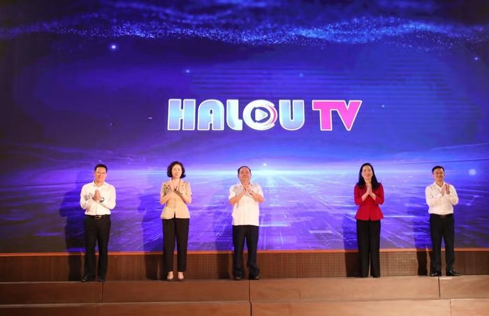 Các đại biểu bấm nút ra mắt Halou TV.
