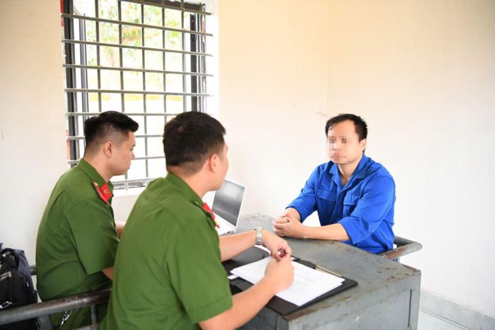 Điều tra viên lấy lời khai bị can Lê Đức Hùng (SN 1994, trú tại Thanh Hoá) Ảnh: Công an tỉnh Phú Thọ