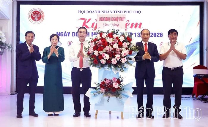 Đại diện Liên đoàn Thương mại và Công nghiệp Việt Nam tặng hoa chúc mừng Hội Doanh nhân tỉnh Phú Thọ.