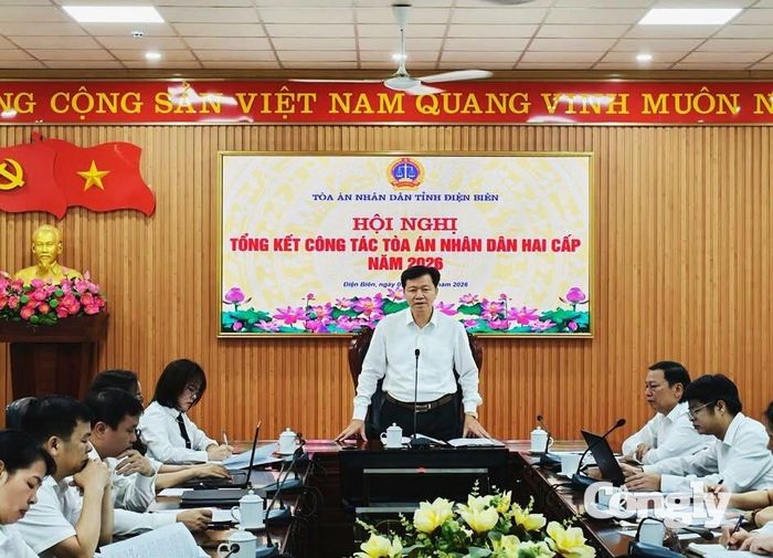 Chánh án TAND tỉnh Điện Biên Phan Văn Khanh phát biểu tại hội nghị.