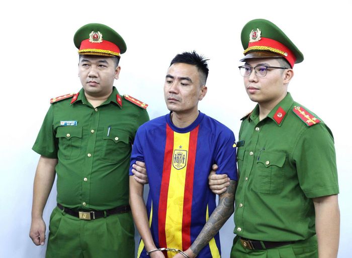 Cơ quan Cảnh sát điều tra Công an tỉnh Ninh Bình thi hành Lệnh bắt bị can để tạm giam đối với Nguyễn Văn Thắng. Ảnh: Công an tỉnh Ninh Bình