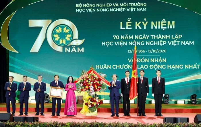 Chủ tịch Quốc hội Trần Thanh Mẫn trao Huân chương Lao động hạng Nhất tặng Học viện Nông nghiệp Việt Nam