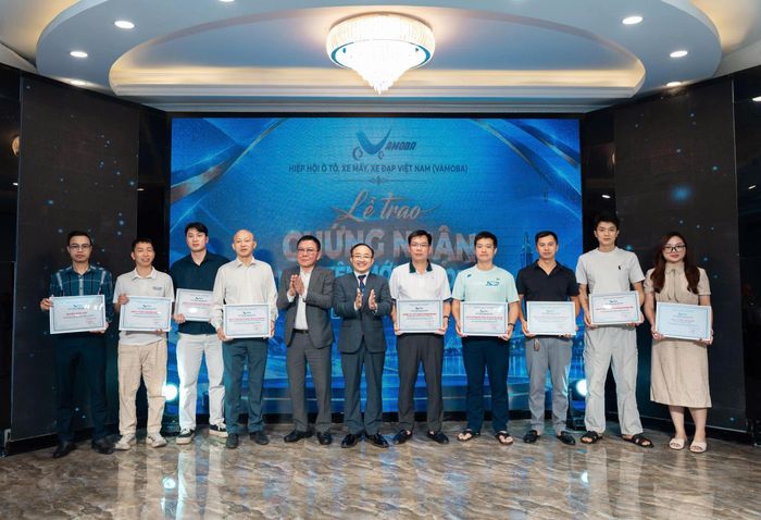 Lãnh đạo hiệp hội trao chứng nhận cho hội viên mới. Ảnh: TG