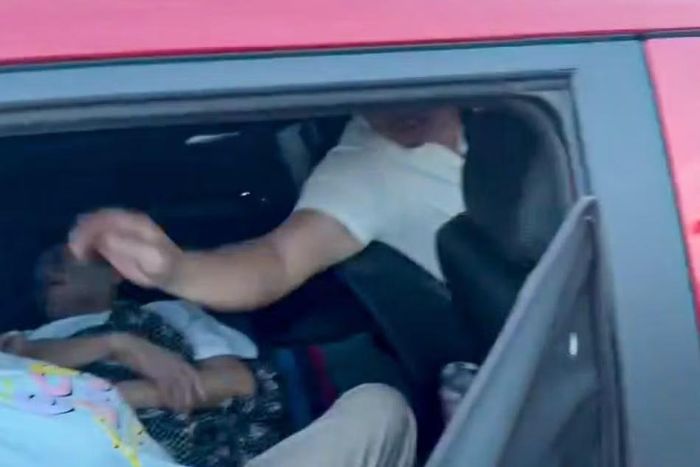 Bệnh nhân bị đột quỵ được gia đình đưa đi cấp cứu bằng xe taxi.