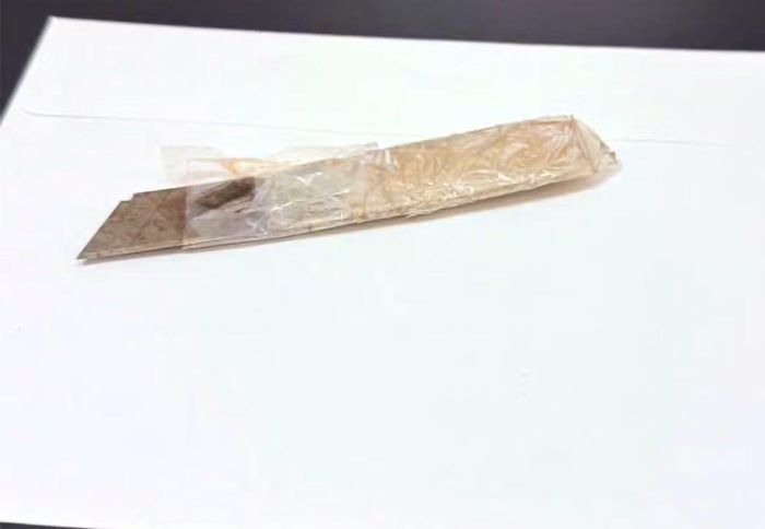 Vật sắc mà K. dùng để tự gây thương tích cho bản thân.