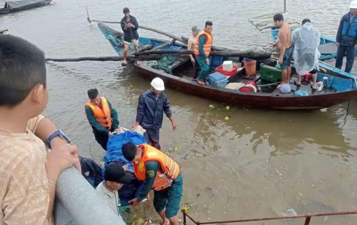 Lực lượng tìm kiếm tìm thấy thi thể ông Ph, đưa lên bờ.