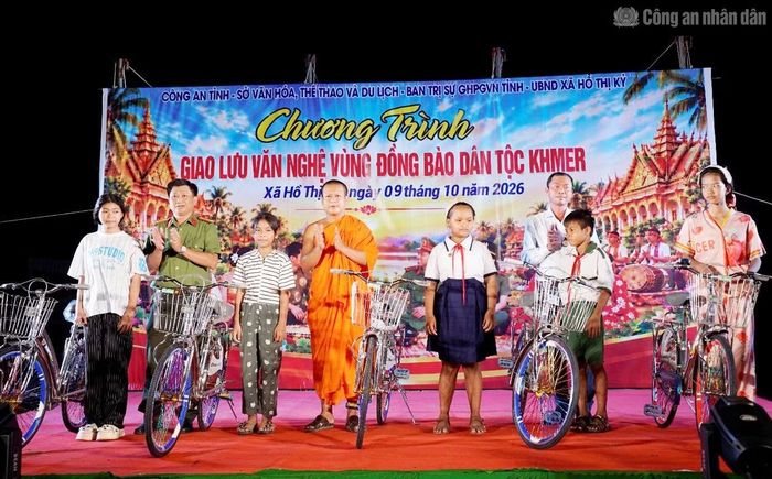 Ban tổ chức trao quà tặng hộ dân, học sinh khó khăn xã Hồ Thị Kỷ.