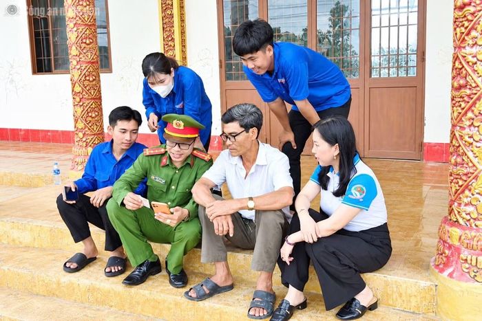 Công an xã Quách Phẩm hướng dẫn đồng bào Khmer hưởng ứng Ngày chuyển đổi số.