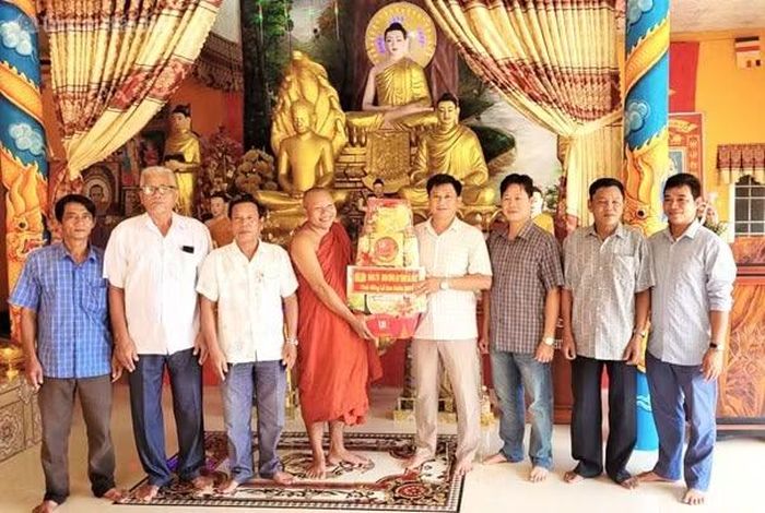 Phòng An ninh nội địa thăm hỏi, chúc mừng lễ Sene Dolta chùa Rạch Cui, xã Khánh Bình.