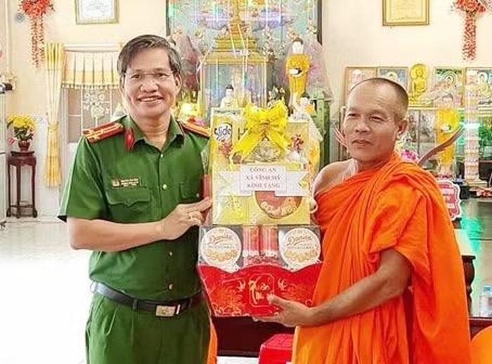 Công an xã Vĩnh Mỹ tặng quà chùa Đìa Chuối nhân dịp lễ Sene Dolta 2026.