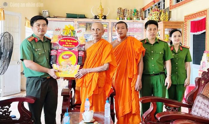 Công an phường Giá Rai thăm hỏi, chúc mừng và tặng quà Ban Quản trị các chùa Phật giáo Nam tông Khmer trên địa bàn.