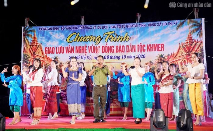 Đặc sắc các tiết mục văn nghệ giao lưu của cán bộ Công an với đồng bào Khmer tại chùa Rạch Giồng, xã Hồ Thị Kỷ.