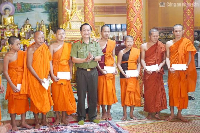 Thiếu tướng Hồ Việt Triều, Giám đốc Công an Cà Mau chúc mừng lễ Sene Dolta chùa Ngan Dừa, xã Hồng Dân.