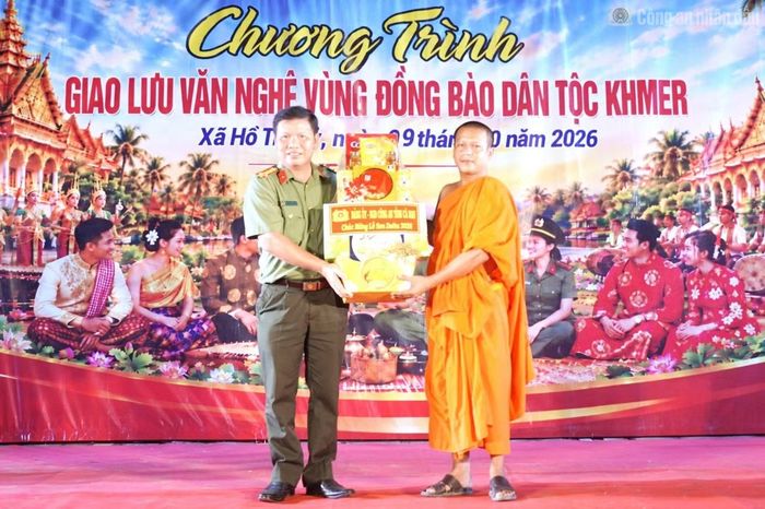Phòng An ninh nội địa Công an Cà Mau tặng quà Ban Quản trị chùa Rạch Giồng, xã Hồ Thị Kỷ nhân lễ Sene Dolta 2026.